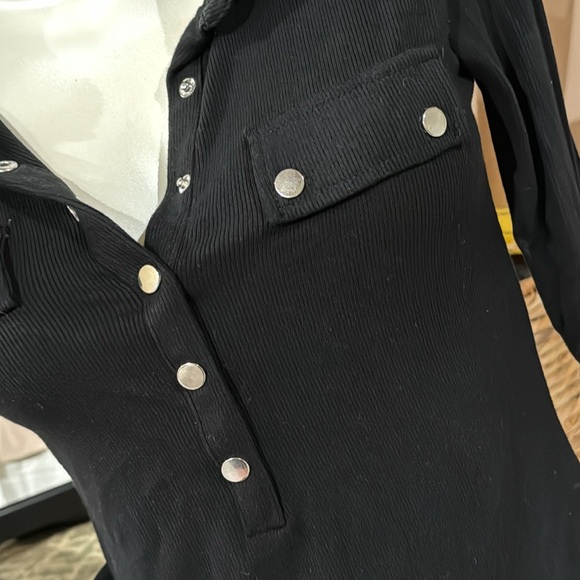 NWT Guess black silver button/snap up v neck collar 3/4 sleeve Medium RIBBED - Picture 6 of 14